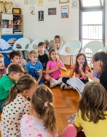 (FOTO) "PETRA, HOĆEMO JOŠ" Pričom, plesom i pjesmom djeca vrtića Rin Tin Tin naučila nešto o Istri na radionici s glumicom Petrom Blašković